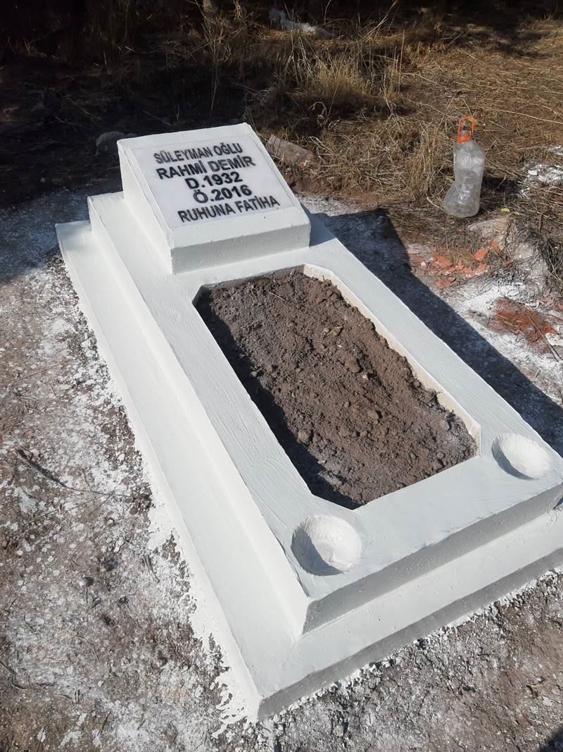 Kabir Çevresi Ot Temizliği